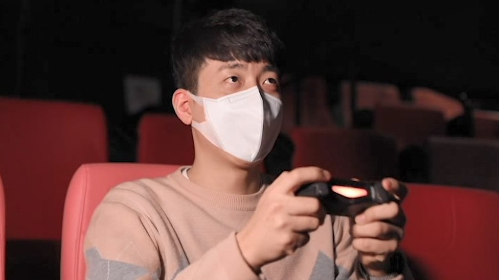 Jovem joga videogame na rede coreana de cinemas CGV