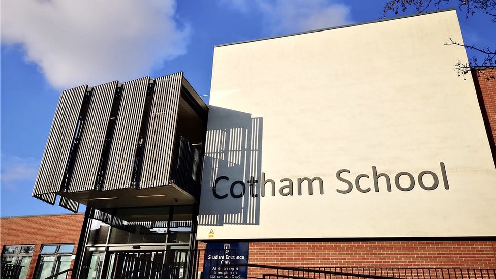 Внешний вид Cotham School в Бристоле, где учителя запрещали детям пользоваться местными магазинами