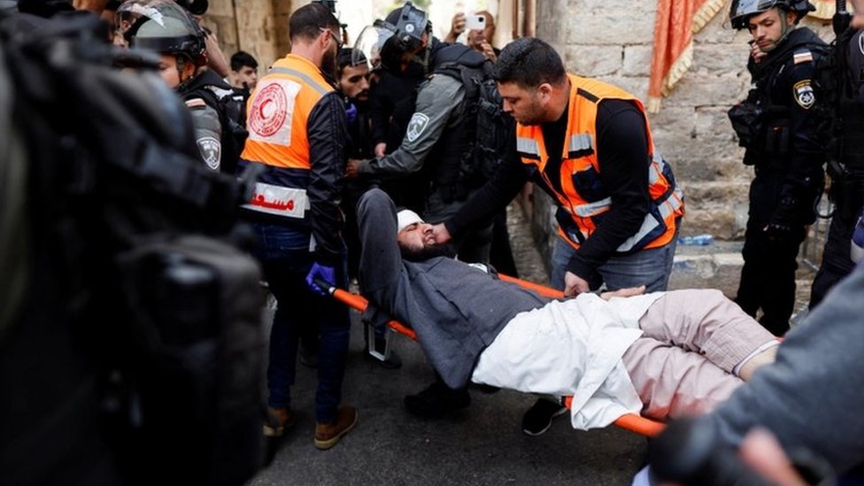 Petugas mengevakuasi warga yang terluka di al-Aqsa, Yerusalem