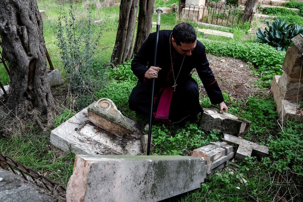 La indignación de la Iglesia Anglicana y de Reino Unido por las tumbas  vandalizadas en un cementerio cristiano en Israel | Noticias de México | EL  IMPARCIAL