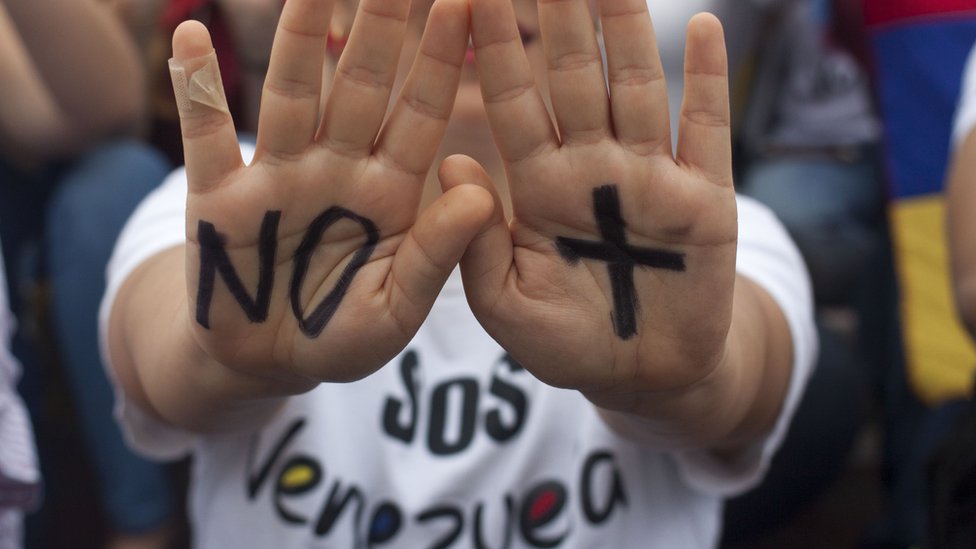 La oposición ha recobrado brío en sus protestas tras las sentencias del TSJ contra la Asamblea Nacional. Una manifestante.