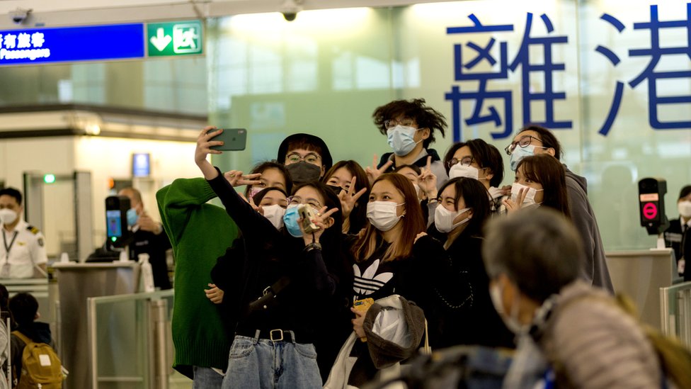 一群青年人在香港國際機場離境閘口前合照（2/4/2022）