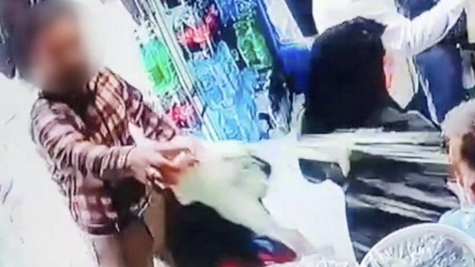 إيران: السلطات تقبض على امرأتين بتهمة السفور عقب تعرضهما للهجوم باللبن الزبادي