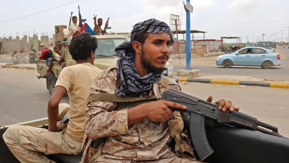 Soldado de la coalición impulsada por los Estados árabes patrulla en Zinjibar, Yemen.