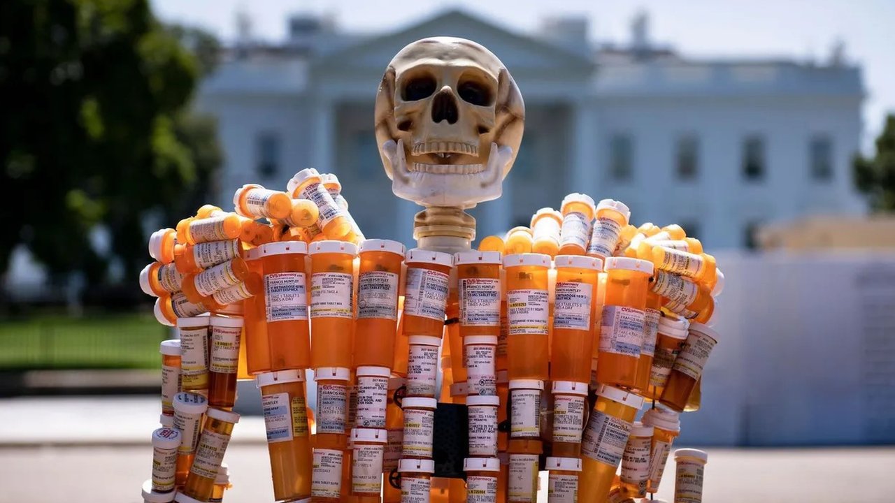 Esqueleto con frascos de pastillas