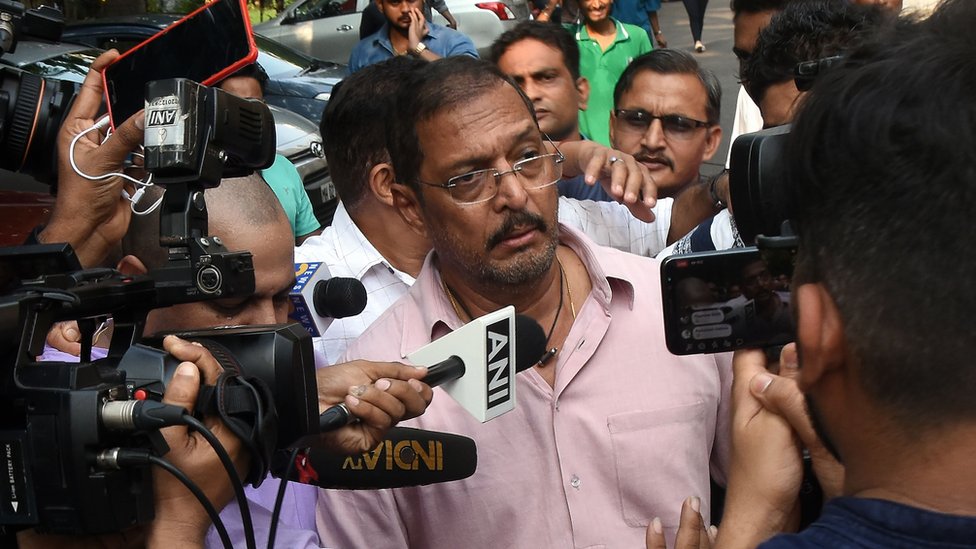 Indian Bollywood actor Nana Patekar is mobbed by the media as he leaves after making a statement outside his home in Mumbai on October 8, 2018. - Indian actress Tanushree Dutta, whose recent public account of alleged sexual harassment by Patekar has sparked an outpouring of similar #MeToo accounts across the country, filed a formal complaint.