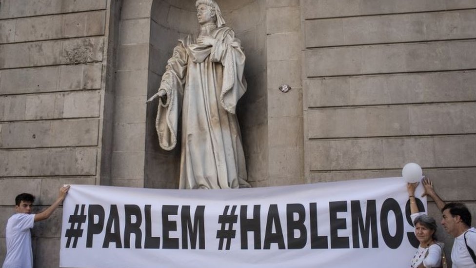 Mientras en Madrid se veían carteles con la palabra: "Hablamos?, en Barcelona se vieron pancartas con la palabra: "Parlem?". Manifestación en Barcelona