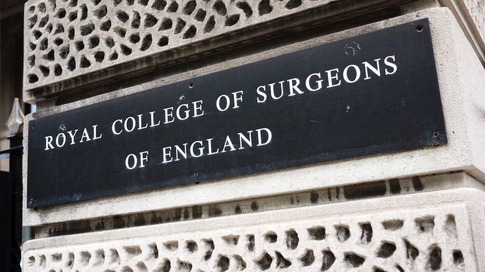   Plaque of the Royal College of Surgeons. 