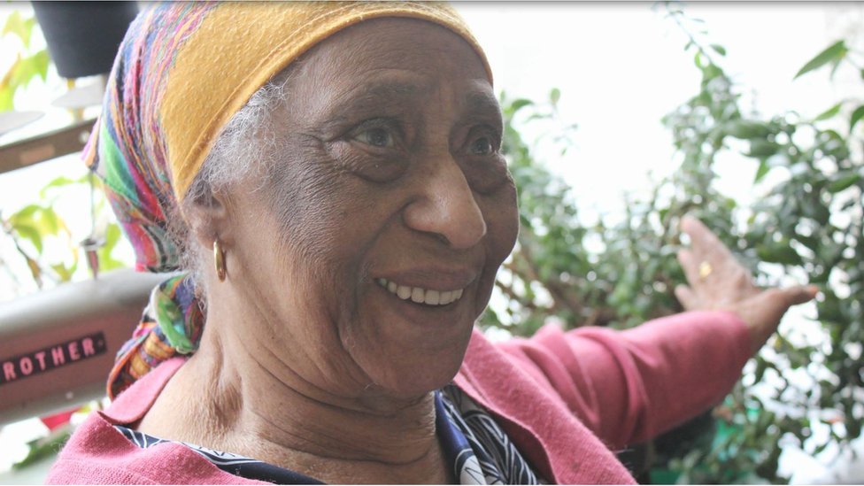 Гертруда Веллингтон помогала новоприбывшим с Ямайки с их формами и документами