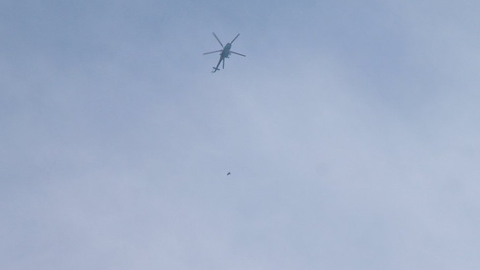 Suriye ordusuna ait bir helikopter İdlib'i bombalıyor