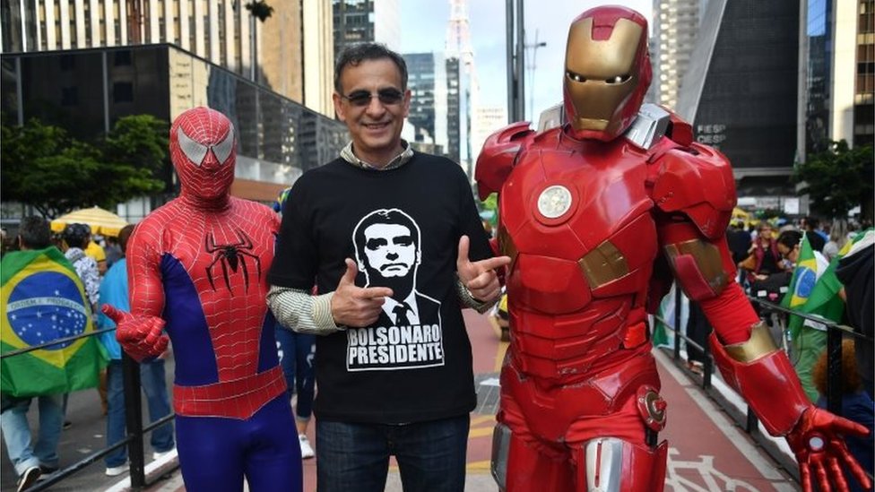 Bolsonaro'nun destekçileri, aşırı sağcı adayı 'Spider-man' ya da 'Ironman' gibi bir süper kahraman olarak niteliyor.