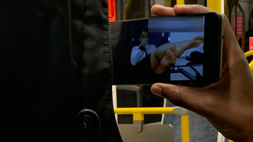 BBC'ye gönderilen bu fotoğrafta İngiltere'de bir tramvayda porno izleyen bir adam görülüyor