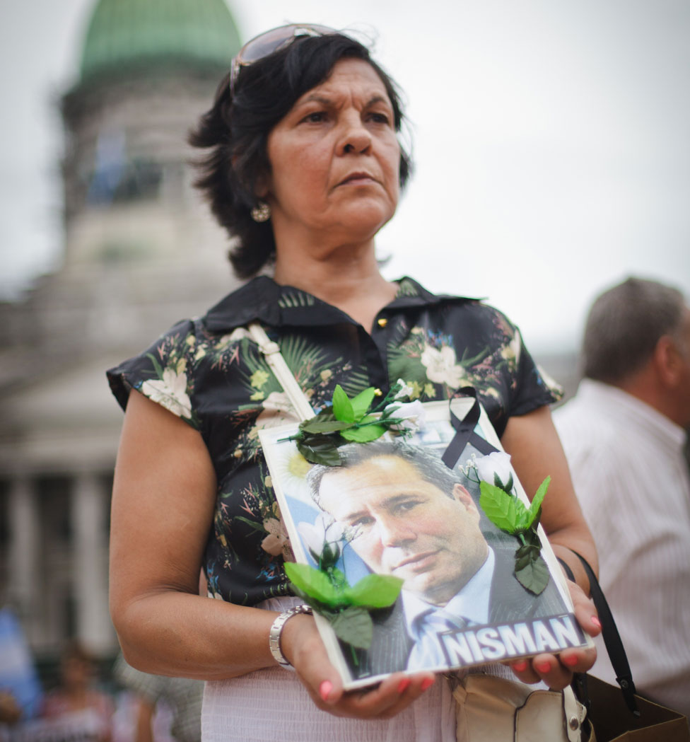 Una mujer sostiene un cartel con el rostro de Alberto Nisman durante una marcha