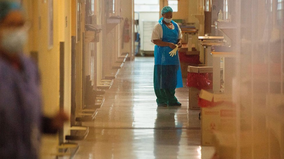 женщина в южноафриканской больнице в СИЗ