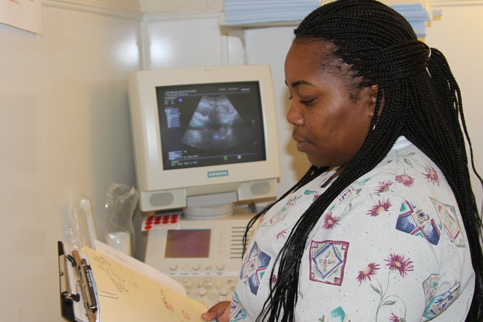 Enfermera con pantalla de ecógrafo en la clínica Hope
