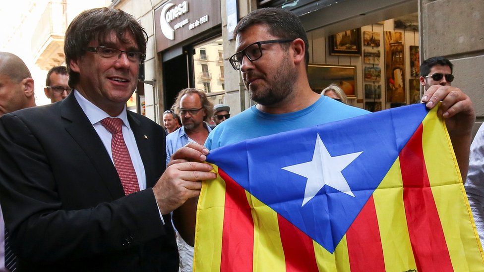 El próximo referendo por la independencia de Cataluña de España fue anunciado este viernes por el presidente del gobierno catalán, Carles Puigdemont (izquierda), El presidente del gobierno catalán, Carles Puigdemont