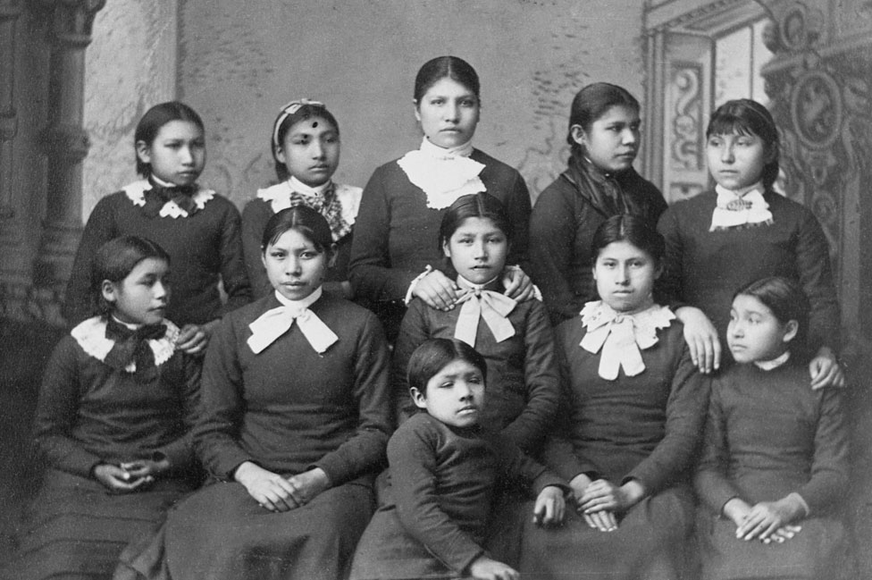 Niñas de la tribu Omaha obligadas a asistir a la escuela Carlisle en Pensilvania.