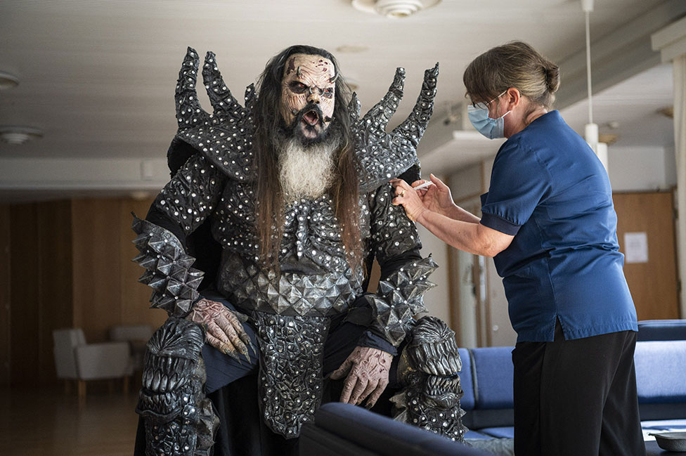 Lordi, odnosno Tomi Peteri Putansu iz finskog hard rok benda Lordi, obučen u kostim đavola prima drugu dozu vakcine u gradu Rovanijemi u Finskoj.