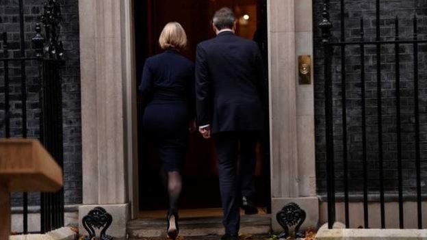Liz Truss entra a Downing St con su esposo después de renunciar