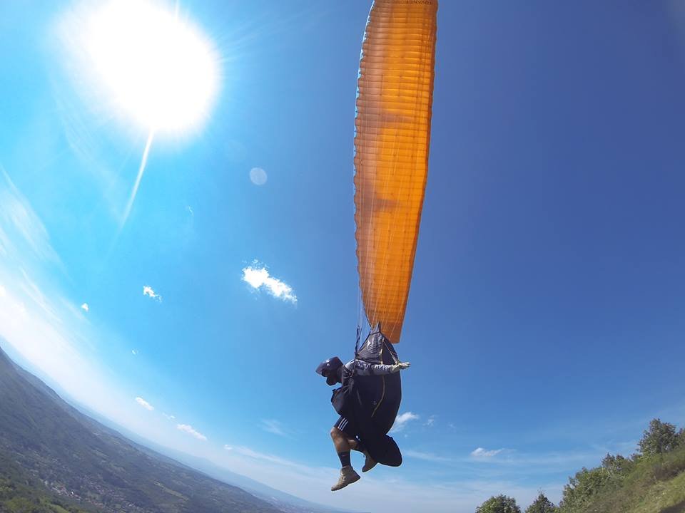 Osoba na žutom paraglajderu u vazduhu