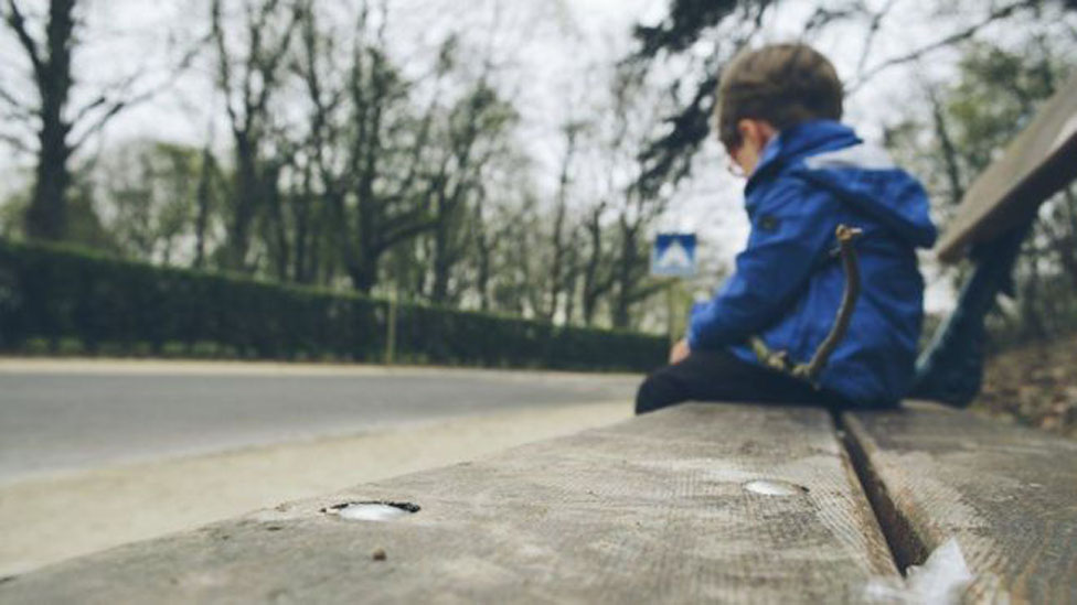 "Los niños no mienten, no inventan" y hay que escucharlos cuando aseguran haber sido abusados, pidió la fiscal. Niño sentado en un banco.