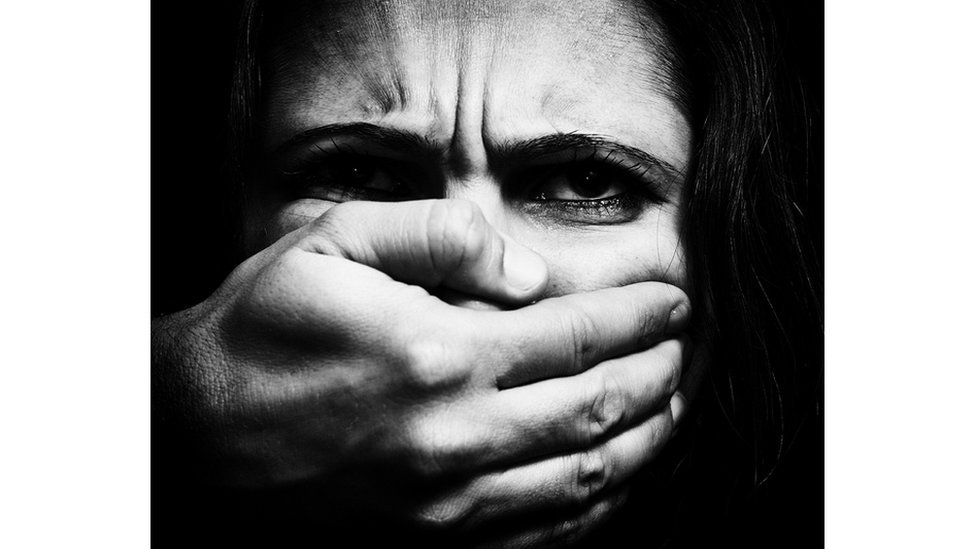 فتاة تتعرض للعنف من رجل