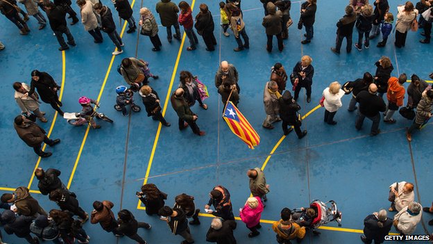 Люди ждут своей очереди проголосовать на избирательном участке 9 ноября 2014 года в Барселоне, Испания. Каталонцы голосуют сегодня во время неофициальной и необязательной консультации по вопросу независимости Каталонии от Испании.