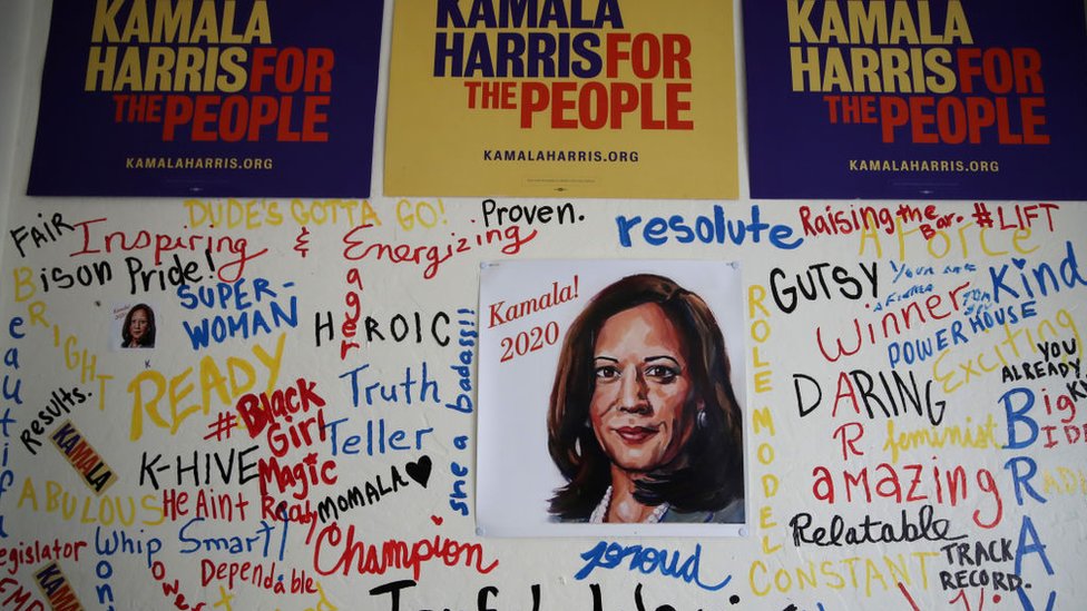 Kamala Harris y signos de campaña.