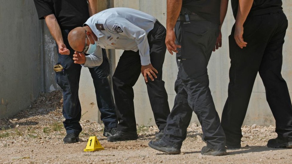 رئيس مصلحة السجون الإسرائيلية أريك يعقوب يحقق خارج سجن جلبوع في شمالي إسرائيل