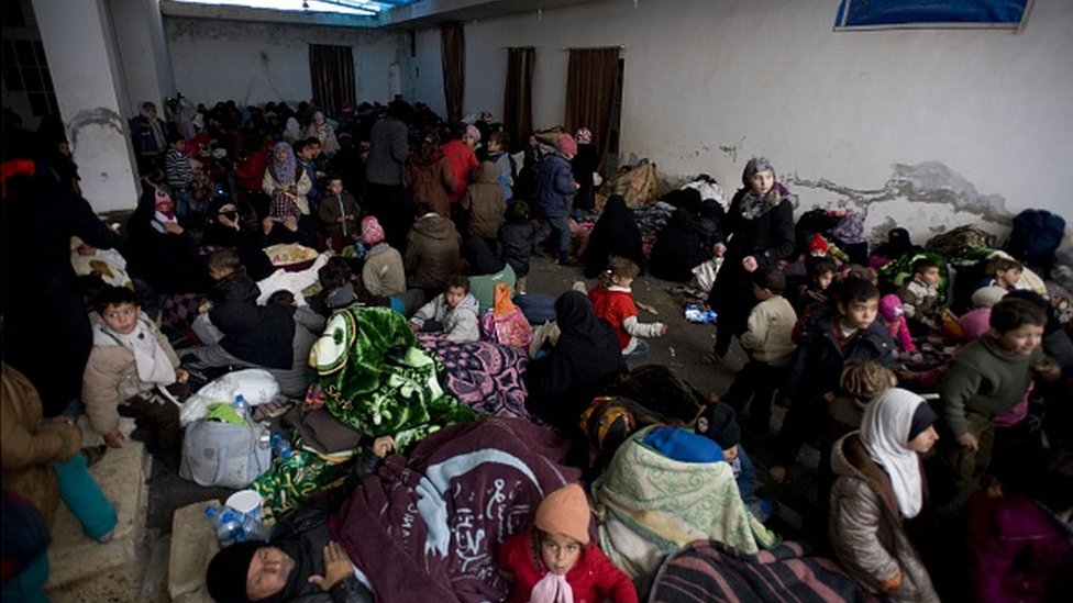 Сирийцы отдыхают в лагере, построенном Фондом гуманитарной помощи IHH возле пограничных ворот Баб аль-Салам на границе с Турцией в районе Азез в Алеппо, когда они бегут в Турцию, спасаясь от тяжелых сирийского режима и российских авиаударов |