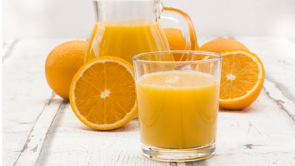Vaso, jarra y naranjas.