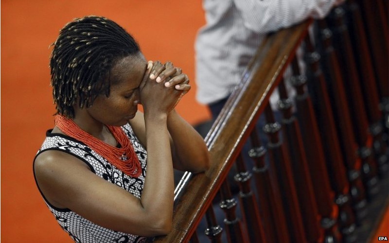 Прихожане молятся в Африканской методистской епископальной церкви Эмануэля (AME) в Чарльстоне, Южная Каролина, США, 21 июня 2015 г.