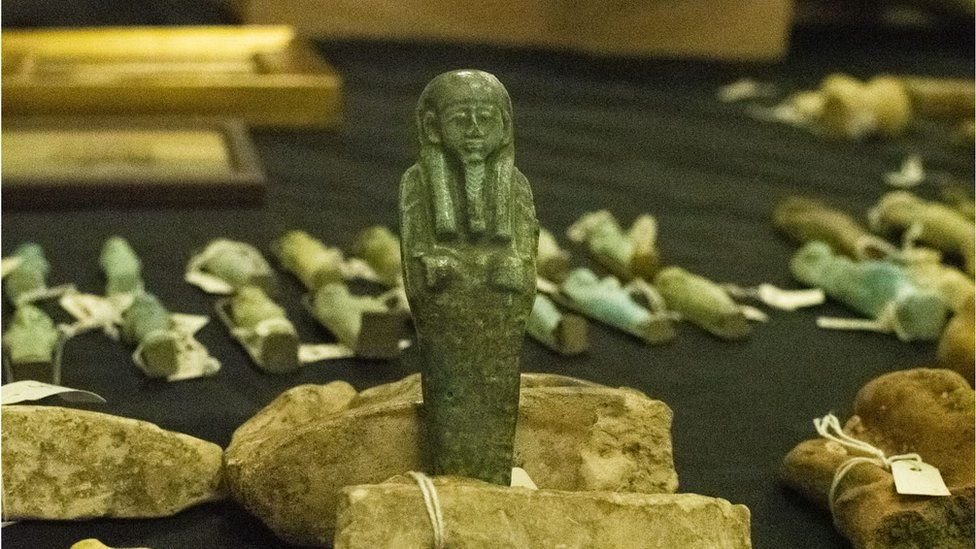 這批出現在以色列文物市場的埃及文物曾在持證合法交易的文物商和文物走私團伙手中