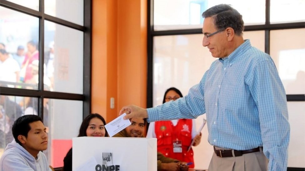 Президент Перу Мартин Вискарра голосует на выборах в Конгресс, 26 января 2020 г.