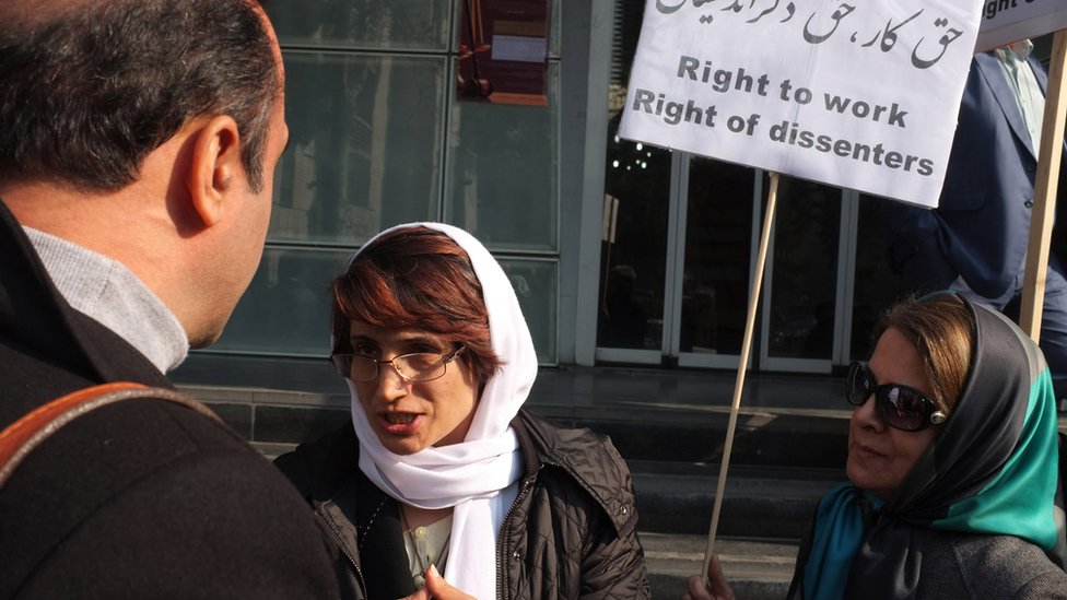 Nasrin Sotoudeh holding a placard and protesting outside the bar association in Iran in 2014