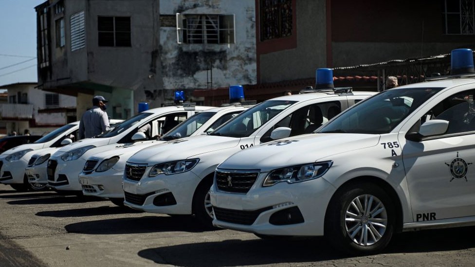 Grupo de automóviles de la policía en La Habana, Cuba.