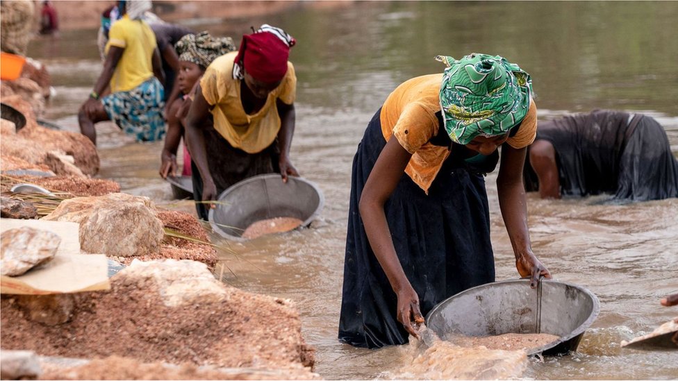 Mineros artesanales recolectan grava del río Lukushi en busca de casiterita, el principal mineral de estaño, en Manono, República Democrática del Congo.