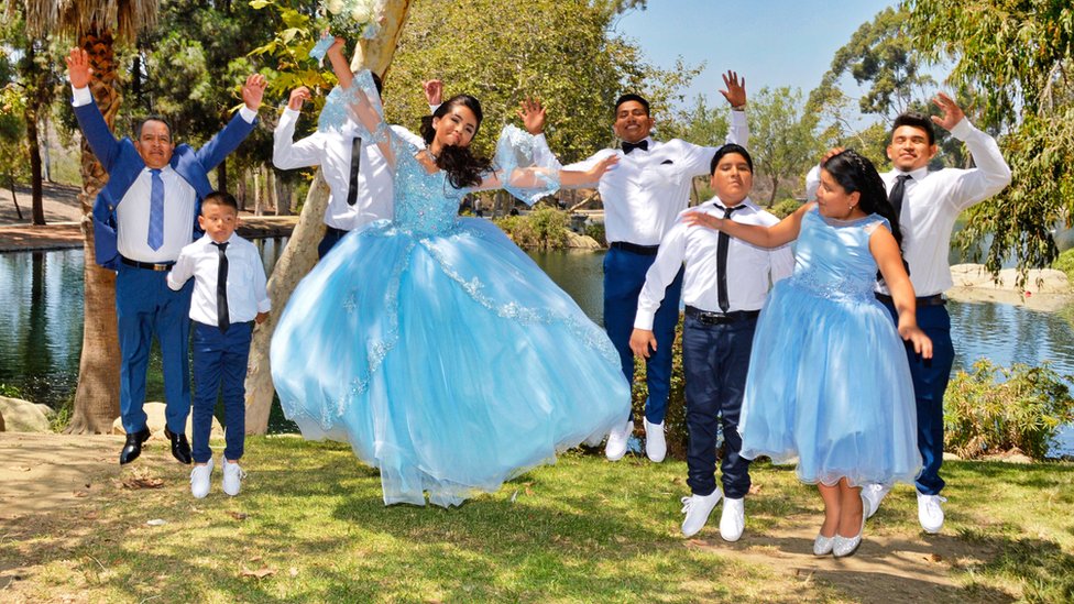 Foto de la familia entera saltando y sonriendo