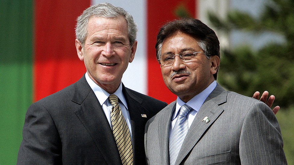 US President Bush and Pakistani President Pervez Musharraf shake hands at 2006 meeting