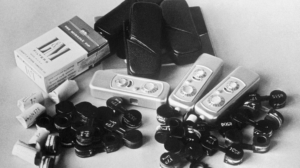 Cámaras y rollos de microfilm que le fueron incautados a Penkosvky.