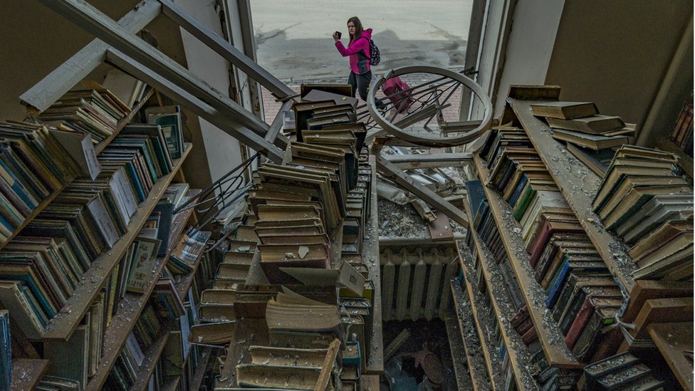 Зруйнована бібліотека у Чернігові після російських обстрілів міста. Квітень 2022