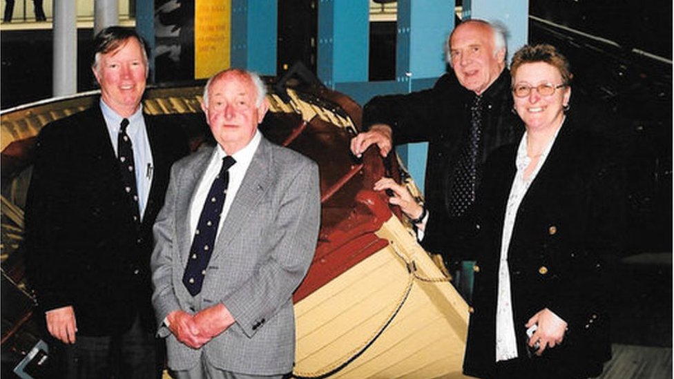 Сью (справа) на фото с историками Дж. Ревеллом Карром, Энтони Смитом и Тедом Милбурном, чей отец умер на англосаксонском острове