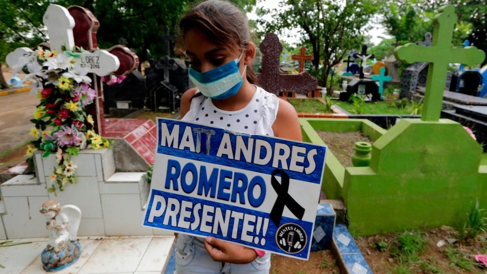 Niña rinde homenaje a muerto en las protestas en Nicaragua.