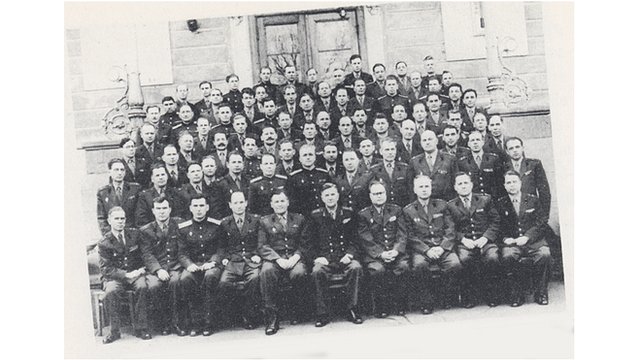 Graduados de la Academia de Ingeniería de Artillería Dzerzhinskiy en la URSS. Penkovsky es el tercero desde la derecha en la primera fila.