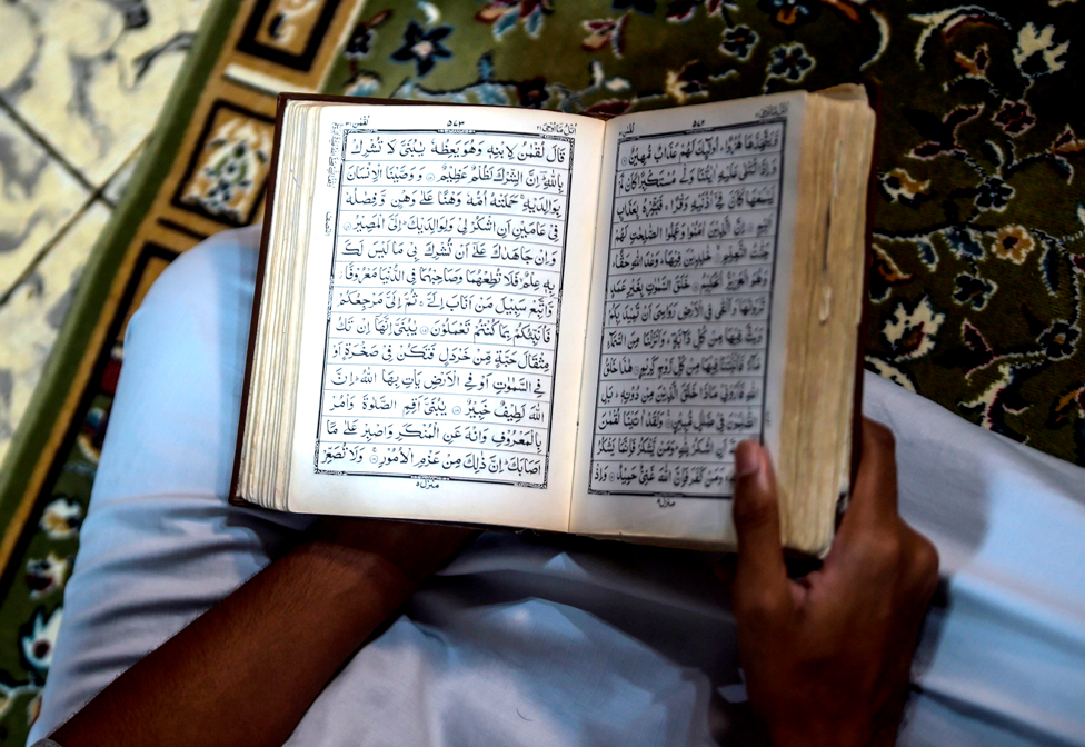 شخص يقرأ القرآن