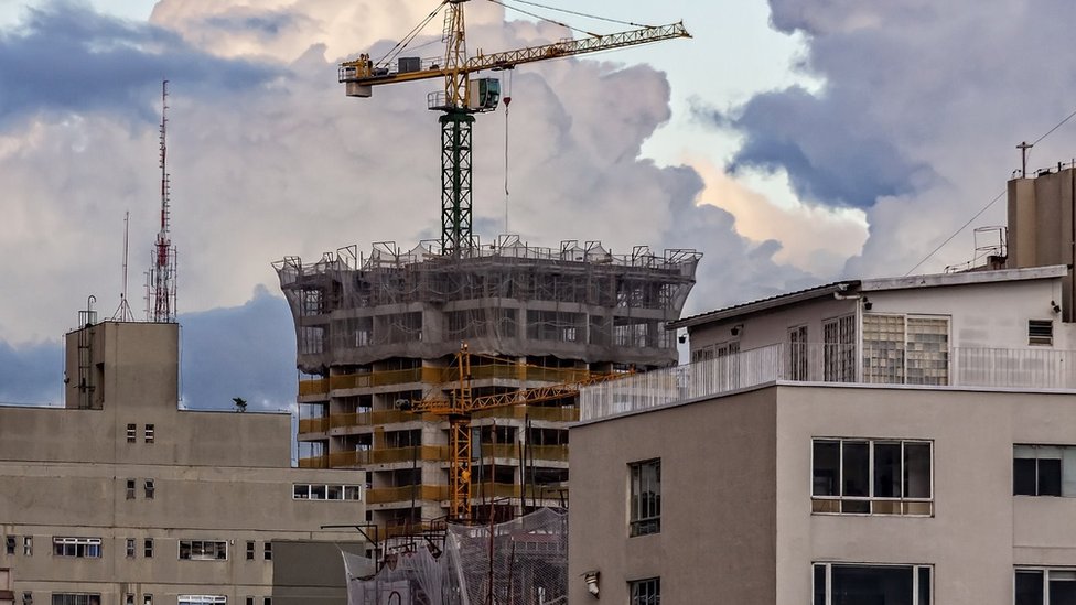 Edifício em construção em meio a outros edifícios em São Paulo