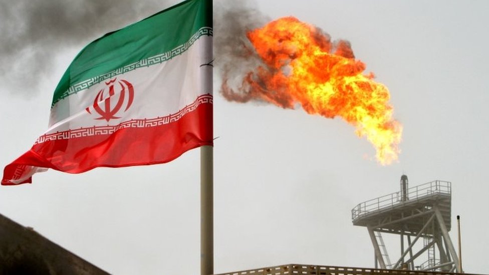 Semburan gas di lapangan minyak Soroush dan benedra Iran (foto tahun 2005).