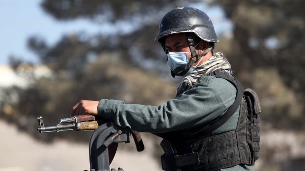 Сотрудник службы безопасности Афганистана охраняет контрольно-пропускной пункт на обочине дороги в Герате, Афганистан