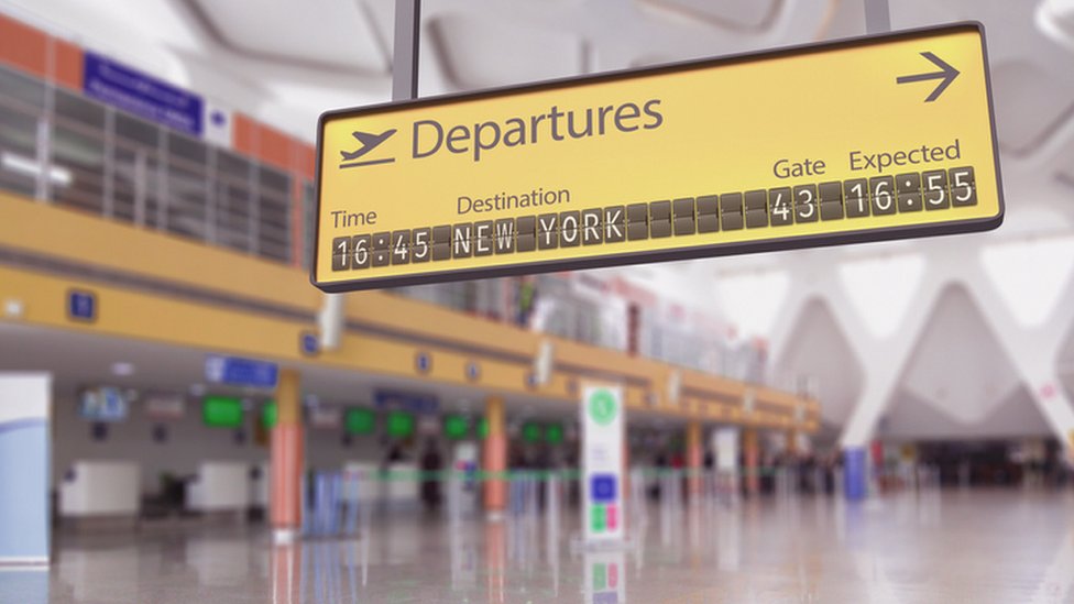 Señal de partidas en un aeropuerto que señala Nueva York.