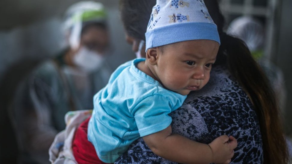 Mulhere e bebê em Manaus em foto de 2020